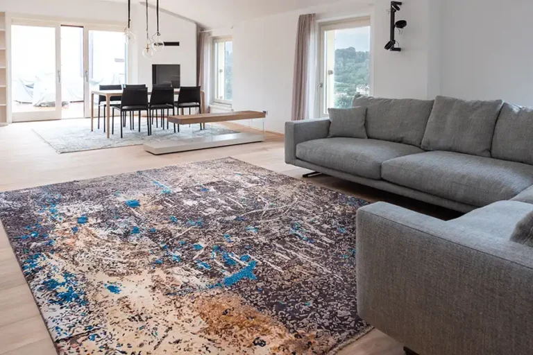 Tappeto moderno e contemporaneo rettangolare annodato a mano in lana in un salotto luminoso, colori armonizzati con arredi e luce naturale