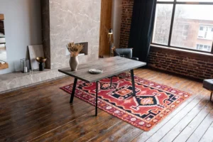 Salotto moderno arredato con tappeti unici e decorativi annodati a mano